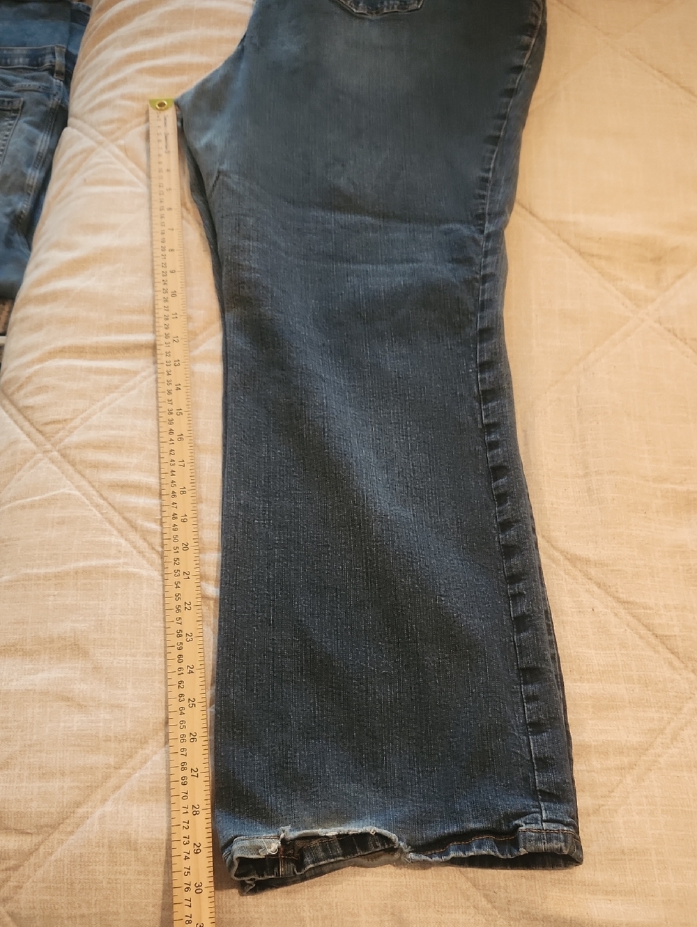 Preowned Torrid Sz 22 Relaxed Bootcut Denim Jeans Medium Wash *Bottom Hem Fray* - Picture 13 of 13